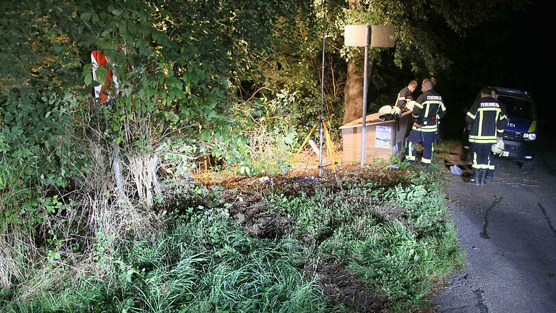 Der Audi-Fahrer fuhr einen Hang hinunter und krachte gegen einen Baum. Die Bilder vom Unfallort.