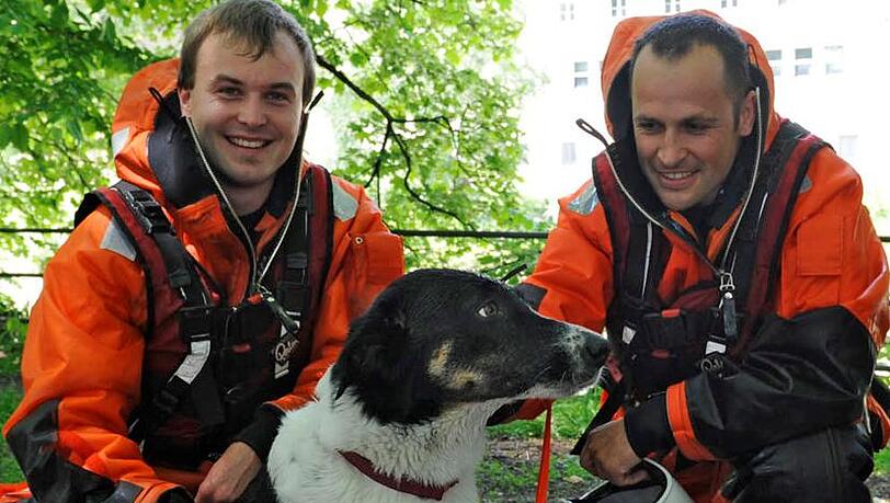 Hundedame Peggy mit ihren beiden Rettern von der Berufsfeuerwehr. Hundedame Peggy mit ihren beiden Rettern von der Berufsfeuerwehr.