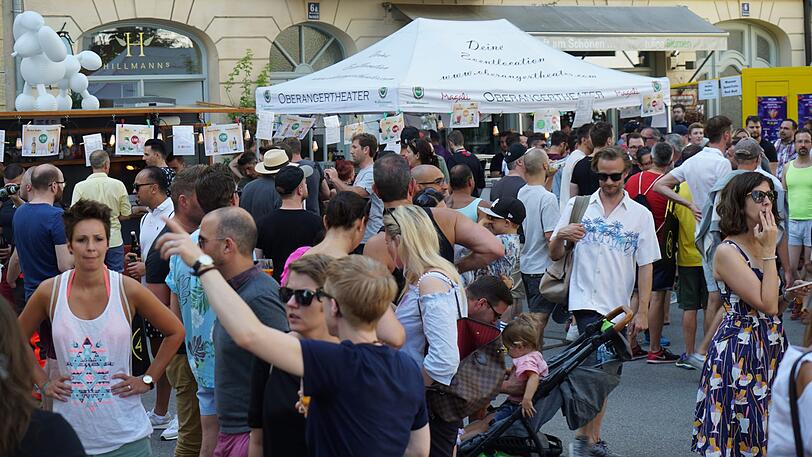 Laut, bunt und vor allem schwul: Das Hans-Sachs-Straßenfest zieht knapp 10.000 Menschen aus München und der queeren Szene an.