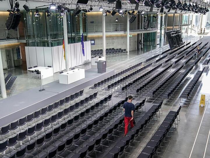 Vorbereitungen im Paul-Löbe-Haus: Hier wird die neue Verteidigungsministerin Kramp-Karrenbauer vereidigt.