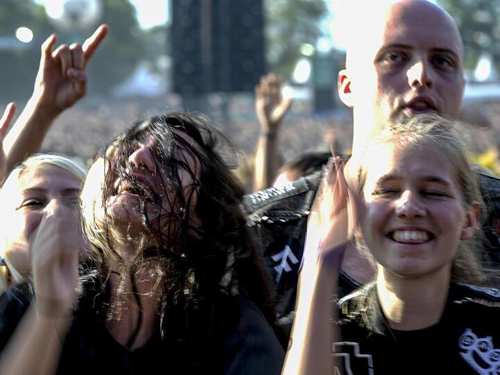 Alle sind glücklich bei einem der größten Metal-Festival der Welt in der norddeutschen Provinz.