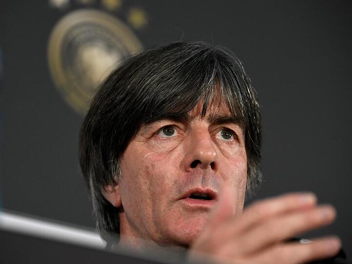 Joachim Löw, Bundestrainer, spricht auf dem Podium bei einer Pressekonferenz. Foto: Ina Fassbender