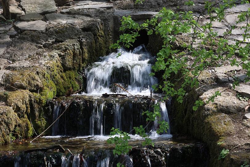 Wasserfälle leiten das Wasser den Hang hinunter in die Isar.