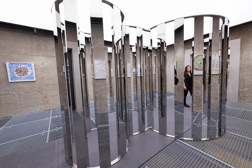 Installationen von Jeppe Hein sind im Kulturzentrum Bergson Kunstkraftwerk im Stadtteil Aubing ausgestellt.
