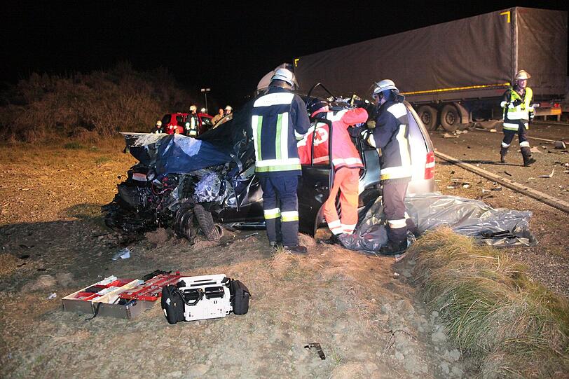 Zwei Tote und mehrere Schwerverletzte bei Verkehrsunfall nahe Ampfing &ndash; Voll besetztes Auto raste in entgegenkommenden Lkw. Die Bilder vom schrecklichen Crash.
