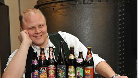 Bier&ndash;Sommelier Lukas Bulka testet Starkbier-Sorten (v.l.): Aventinus, Salvator, Animator, Giesinger Sternhagel, Andechser Doppelbock, Maximator und Triumphator.