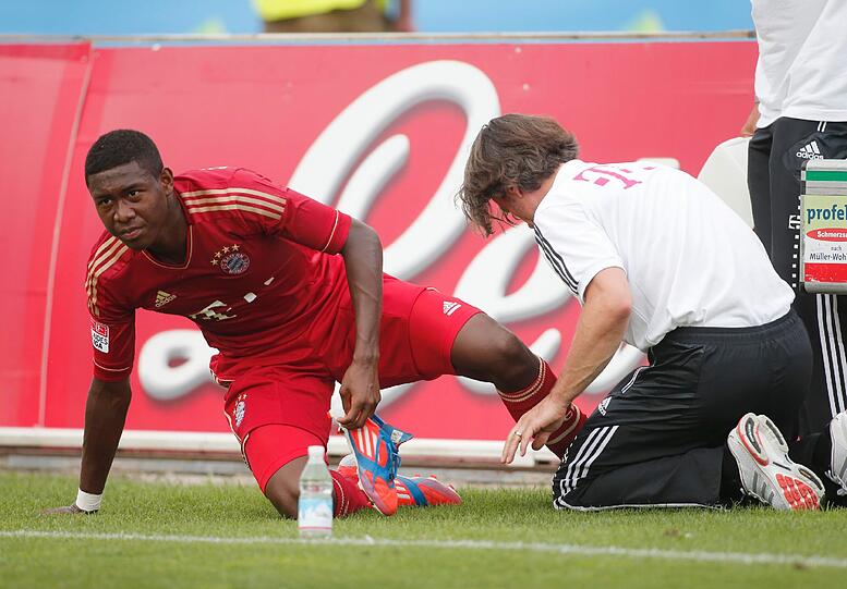Auweh! David Alaba wird mit einer Verletzung behandelt. Er hatte einen Schlag auf den linken
Fuß abbekommen.