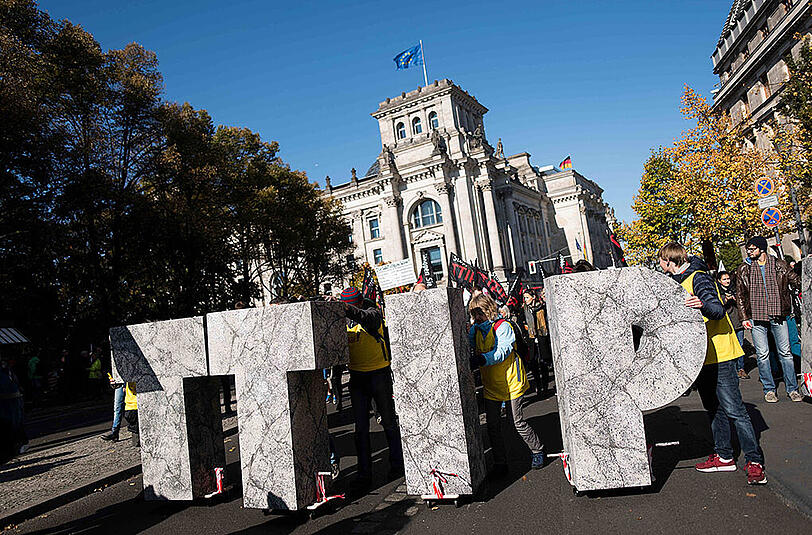 Bilder von der TTIP-Demo in Berlin. Laut Polizei nahmen rund hunderttausend Menschen am Protestmarsch durch die Hauptstadt teil.