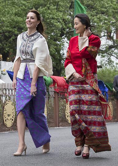 Herzogin Kate bei einem Spaziergang mit der Königin von Bhutan