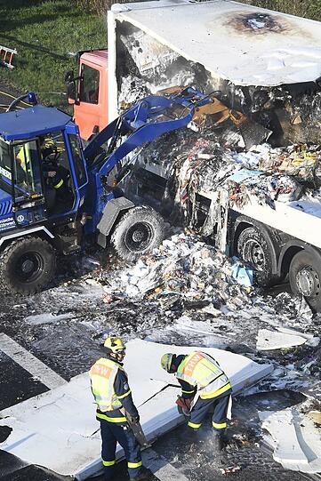 Auf der A9 ist ein Lkw komplett ausgebrannt - er hatte Tiefkühlpizza geladen.