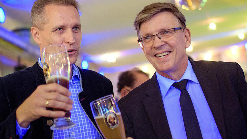 In Bierlaune (v.l.): Petr Bystron, AfD-Landesvorsitzender, mit Kandidat Gerold Otten.