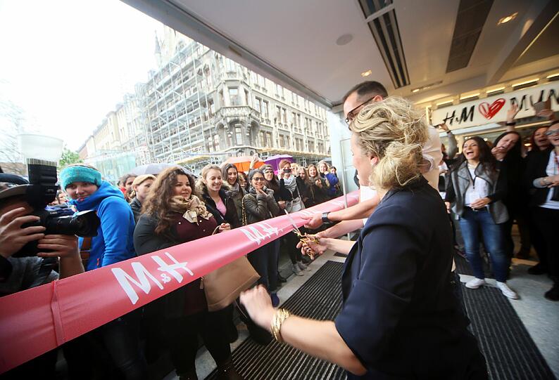 Andrang bei der Eröffnung des H&M in der Weinstraße. Die Bilder vom Opening des Flagshipstore.