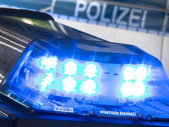 SYMBOLFOTO - Ein Blaulicht leuchtet am auf dem Dach eines Polizeiwagens. Foto: Friso Gentsch/dpa/archivbild