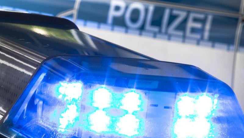 SYMBOLFOTO - Ein Blaulicht leuchtet am auf dem Dach eines Polizeiwagens. Foto: Friso Gentsch/dpa/archivbild SYMBOLFOTO - Ein Blaulicht leuchtet am auf dem Dach eines Polizeiwagens. Foto: Friso Gentsch/dpa/archivbild
