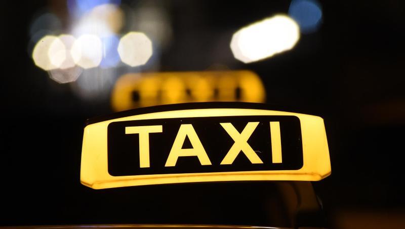 Das Dachschild eines Taxis leuchtet bei Dunkelheit. Foto: Felix Hörhager/dpa/Symbolbild Das Dachschild eines Taxis leuchtet bei Dunkelheit. Foto: Felix Hörhager/dpa/Symbolbild