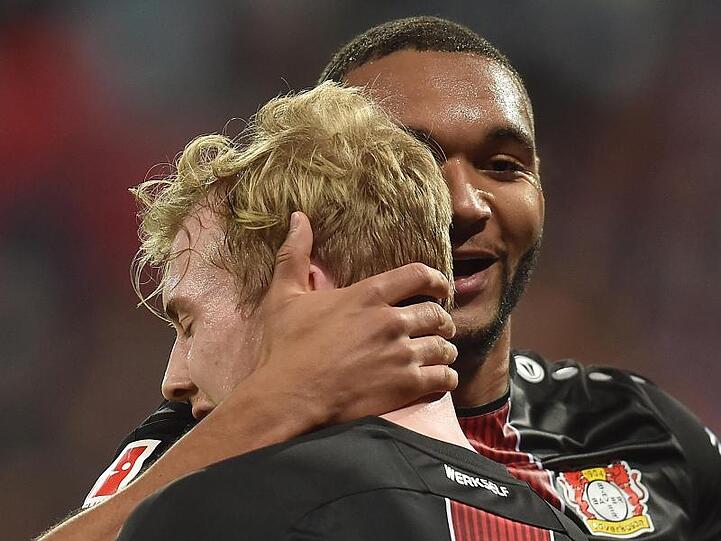 Julian Brandt (l) wird nach seinem Treffer zum zwischenzeitlichen 3:1 von Jonathan Tah beglückwünscht.