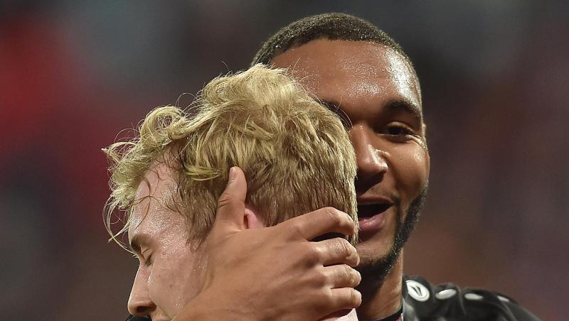Julian Brandt (l) wird nach seinem Treffer zum zwischenzeitlichen 3:1 von Jonathan Tah beglückwünscht. Julian Brandt (l) wird nach seinem Treffer zum zwischenzeitlichen 3:1 von Jonathan Tah beglückwünscht.
