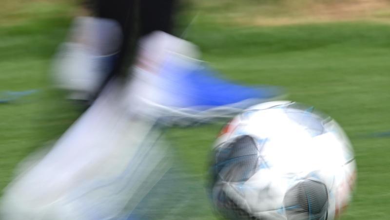 Ein Spieler dribbelt mit dem Ball.