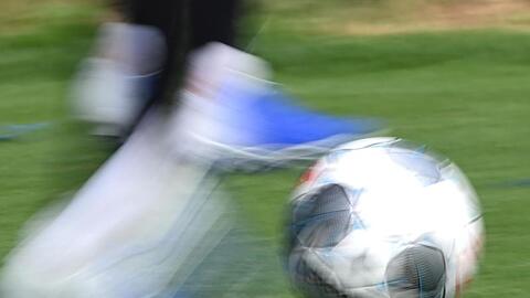 Ein Spieler dribbelt mit dem Ball.