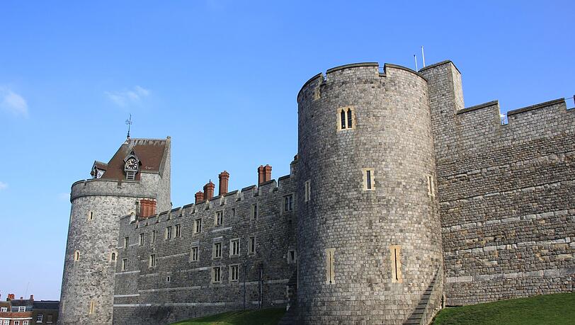 An Weihnachten 2021 verschaffte sich ein junger Mann mit einer Armbrust bewaffnet Zugang zu Schloss Windsor. An Weihnachten 2021 verschaffte sich ein junger Mann mit einer Armbrust bewaffnet Zugang zu Schloss Windsor.