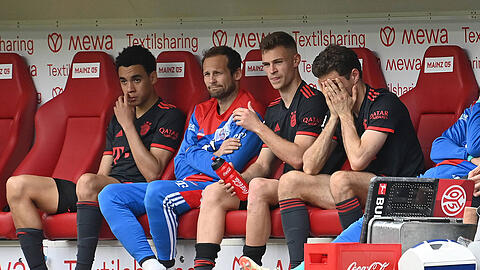 Der Frust ist groß: Nach der Niederlage bei Mainz 05 und dem Kantersieg von Borussia Dortmund gegen Eintracht Frankfurt hat der FC Bayern die Tabellenführung verspielt.
