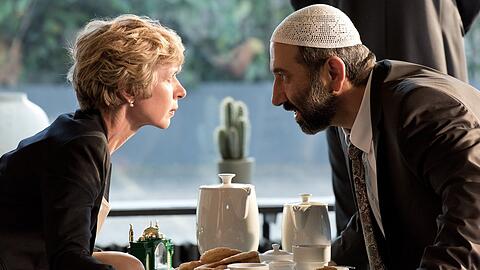 "Der Hodscha und die Piepenk&ouml;tter": Die B&uuml;rgermeisterin Ursel Piepenk&ouml;tter (Anna Stieblich, l.) hat den neuen Hodscha (Hilmi S&ouml;zer) in ihr B&uuml;ro eingeladen.