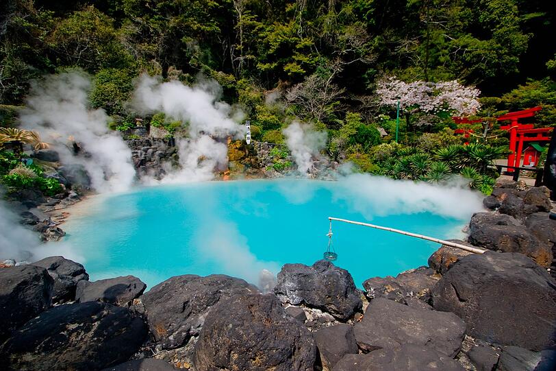 Mit einer intensiven kobaltblauen Farbe besticht die heiße Quelle Umi-Jigoku in Japan. Der Name bedeutet übersetzt "See-Hölle" - kein Wunder, bei herrschenden Wasser-Temperaturen von bis zu 98 Grad Celsius. Schuld an der intensiven Farbe ist das enthaltende Eisenoxid. Mit einer intensiven kobaltblauen Farbe besticht die heiße Quelle Umi-Jigoku in Japan. Der Name bedeutet übersetzt "See-Hölle" - kein Wunder, bei herrschenden Wasser-Temperaturen von bis zu 98 Grad Celsius. Schuld an der intensiven Farbe ist das enthaltende Eisenoxid.