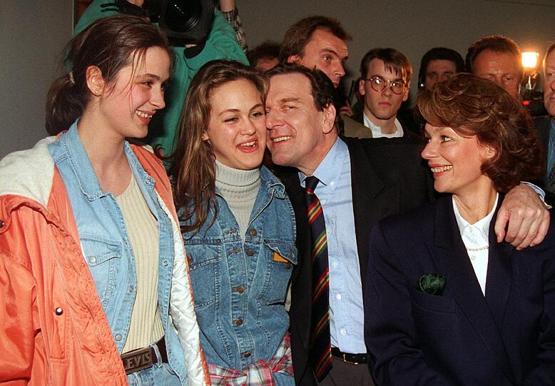 ...mit seiner dritten Frau Hiltrud Swetje (rechts). Auf dem Bild freuen sich Hiltruds Töchter, Wiebke (links) und Franka, mit ihrem Ziehvater über seine Wahl zum Ministerpräsidenten Niedersachsens. Die Ehe wurde 1997 geschieden und noch im selben Jahr heiratete Gerhard Schröder...