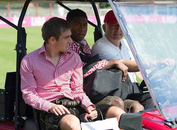 Und dann geht's in rotweiß-karierten Hemden raus aufs Trainingsgelände: Philipp Lahm und David Alaba.