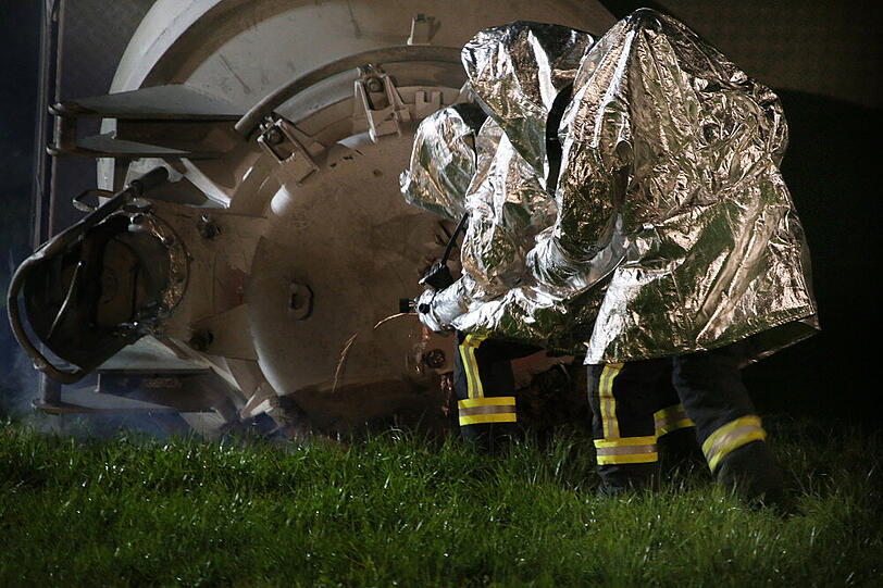 Irre Bilder aus dem Landkreis Mühldorf: Ein Lkw, der 800 Grad heißes Aluminium geladen hatte, ist umgekippt. Das flüssige Metall ist teilweise ausgelaufen. Die Fotos vom Unfallort.