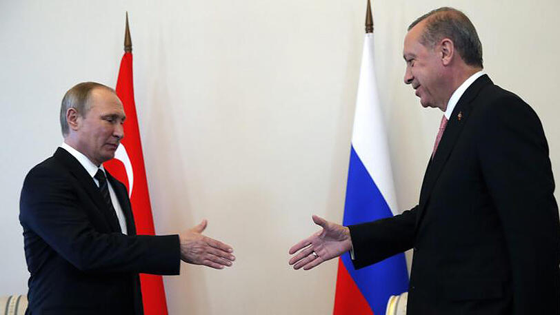 Russlands Staatspräsident Wladimir Putin (l) empfängt seinen türkischen Amtskollegen Recep Tayyip Erdogan.