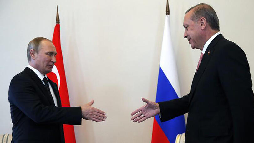 Russlands Staatspräsident Wladimir Putin (l) empfängt seinen türkischen Amtskollegen Recep Tayyip Erdogan. Russlands Staatspräsident Wladimir Putin (l) empfängt seinen türkischen Amtskollegen Recep Tayyip Erdogan.