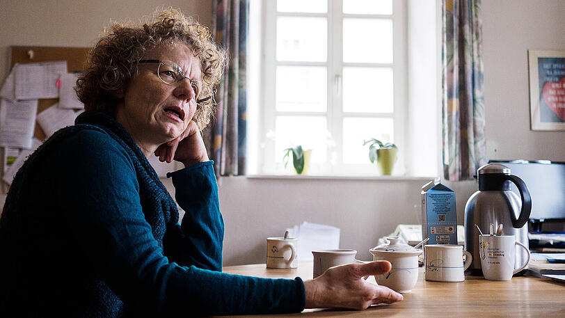Die evangelische Pfarrerin Doris Otminghaus in Haßfurt gewährt Geflüchteten Kirchenasyl - damit macht sie sich nicht nur Freunde.