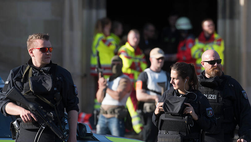 Ein Lkw ist in der Innenstadt von Münster in eine Menschenmenge gefahren. Die Bilder vom Einsatz der Polizei- und Rettungskräfte.