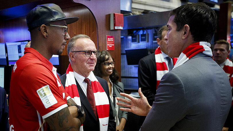 Vorstandsboss Karl-Heinz Rummenigge (Mitte) und Jerome Boateng (links) bei einem Termin des FC Bayern 2016 in New York.