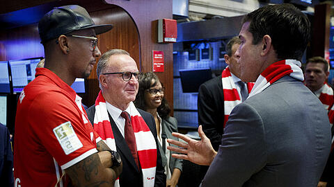 Vorstandsboss Karl-Heinz Rummenigge (Mitte) und Jerome Boateng (links) bei einem Termin des FC Bayern 2016 in New York.