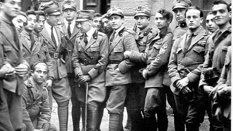 Gabriele D'Annunzio (mit Spazierstock) und seine Mitstreiter in Fiume, dem heutigen Rijeka.