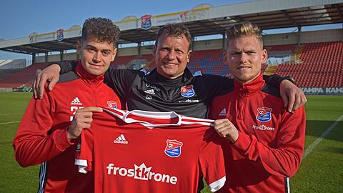 Neuzugänge in Unterhaching: Fuchs (l.) und Müller mit Trainer Schromm.