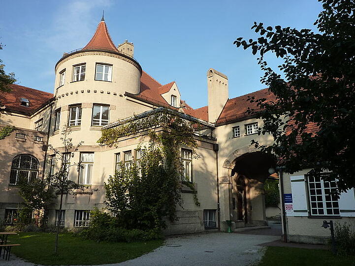 Hier gibt's viel Platz und einen Garten: die Seidlvilla am Nikolaiplatz.