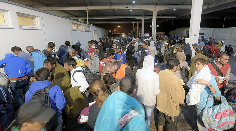 Rund 3000 Flüchtlinge sind an der Grenzstation in Österreich angekommen. Die Bilder von dem ungarischen Flüchtlingsstrom.