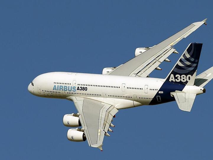 Ein Airbus A380 fliegt bei einem Demonstrationsflug während der Dubai Air Show. Foto: Ali Haider/Archiv