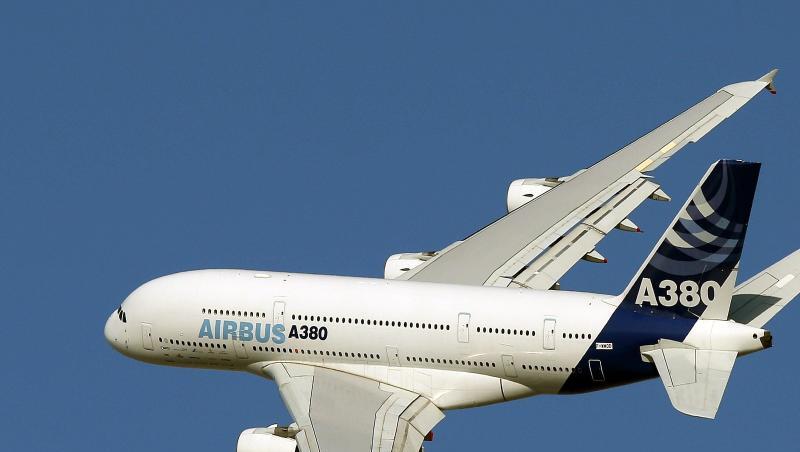 Ein Airbus A380 fliegt bei einem Demonstrationsflug während der Dubai Air Show. Foto: Ali Haider/Archiv Ein Airbus A380 fliegt bei einem Demonstrationsflug während der Dubai Air Show. Foto: Ali Haider/Archiv