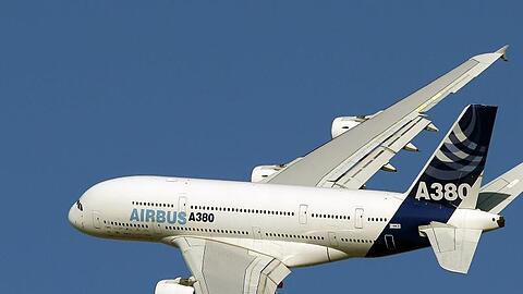 Ein Airbus A380 fliegt bei einem Demonstrationsflug während der Dubai Air Show. Foto: Ali Haider/Archiv