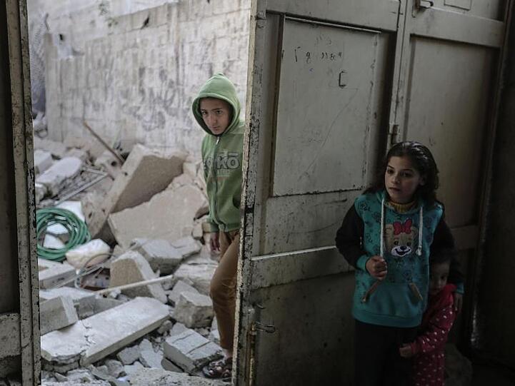 Kinder inspizieren ein zerstörtes Gebäude nach einem israelischen Luftangriff auf Gaza-Stadt.