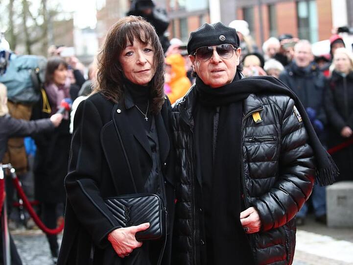 Scorpions-Sänger Klaus Meine nimmt mit seiner Frau Gabi Abschied von Jan Fedder.