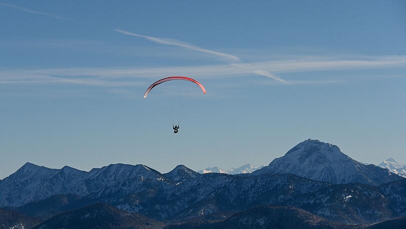 Der Paraglider wollte eigentlich zum Tegernsee, landete letztendlich aber auf der Theresienwiese. (Symbolbild)