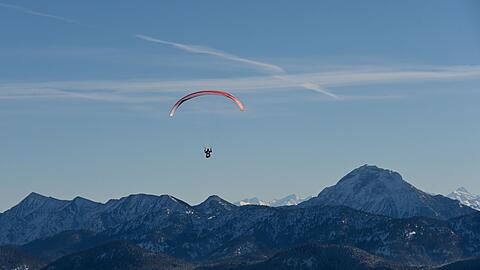 Der Paraglider wollte eigentlich zum Tegernsee, landete letztendlich aber auf der Theresienwiese. (Symbolbild)