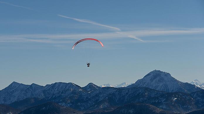Der Paraglider wollte eigentlich zum Tegernsee, landete letztendlich aber auf der Theresienwiese. (Symbolbild)