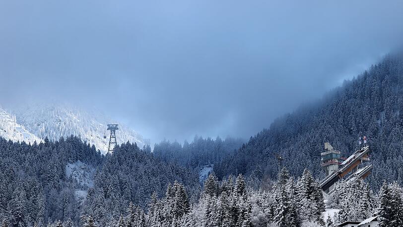 Die Skisprunganlage Audi Arena Oberstdorf (r).