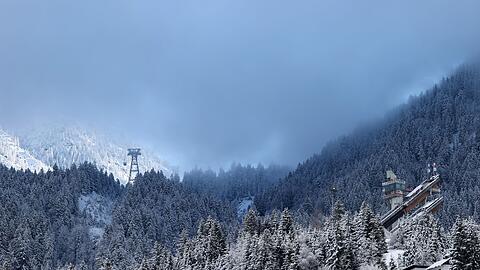 Die Skisprunganlage Audi Arena Oberstdorf (r).